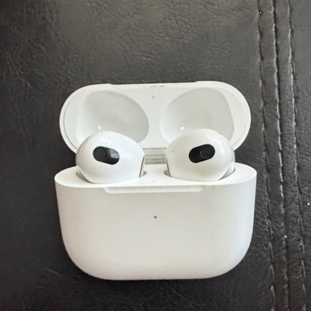 Air pods 3 only one of the pods works - Picture 2 of 10